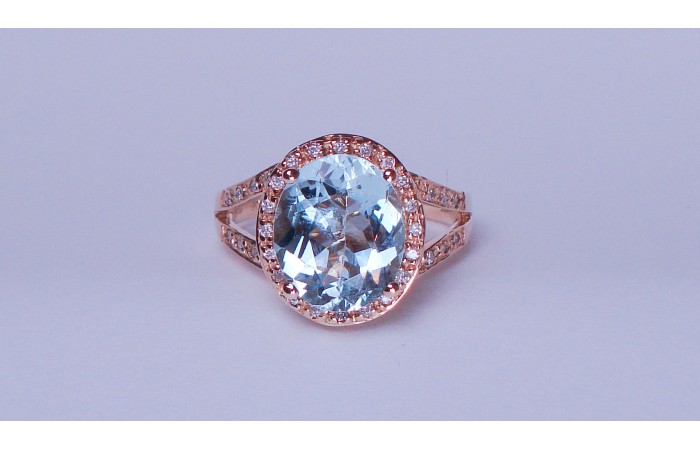9 carat gold Topaz 3.66 carat & diamond 0.23 carat ring