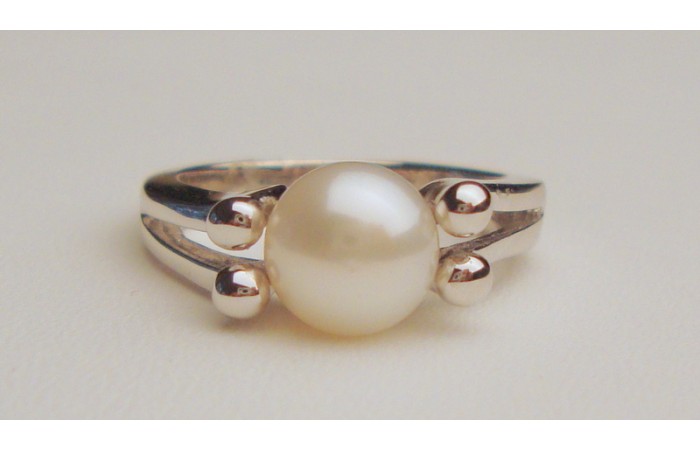 Decorative Cultured Pearl and Sterling Silver Ring